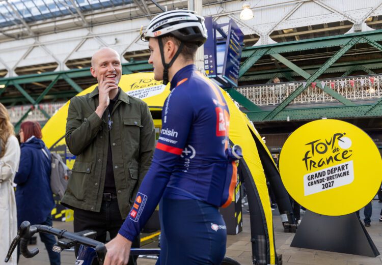 Cabinet Secretary Stephen Flynn chats with Edinburgh procyclist Sean Flynn